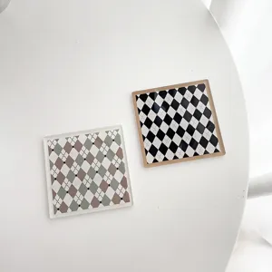 Detailaufnahme retro nordischer Acryl Rautenmuster Untersetzer, minimalistische Tischdekor.