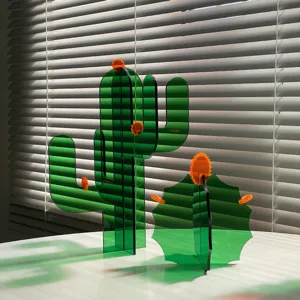 Detailansicht grüner transparenter Acryl Kaktus Dekorationsfiguren, Tisch Requisiten.