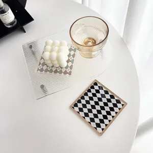 Detailansicht des nordischen Acryl-Schachbrett-Untersetzers und Tabletts, Deko-Requisite.