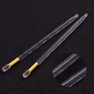 Detailansicht von klaren Acryl 5A Drumsticks mit Goldakzent und Textur Nahaufnahme.