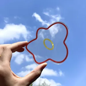 Posavasos floral transparente de acrílico con borde rojo y anillo amarillo para mesa.