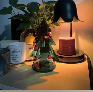 Détail de décoration de sapin de Noël en acrylique avec ornements festifs rouges et verts.