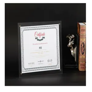 Transparante acryl certificaat fotolijst detailweergave met elegante hoekschroeven.