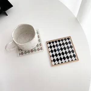 Acryl Rautenmuster Untersetzer Detailaufnahme mit exquisiter Textur und minimalistischem Stil.
