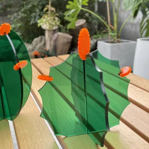 Detailansicht der grün-orangen Acryl-Kaktus-Dekoration, kreative Tischdeko und Fotografie-Requisite.