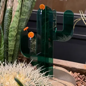 Nahaufnahme des grünen Acryl Kaktusdekors mit orangen Blumenakzenten für niedliche Tischdekoration.