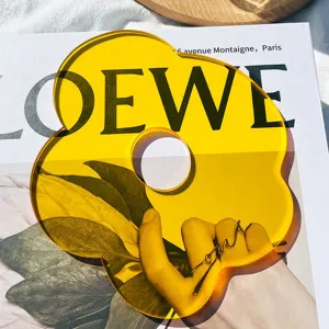 Vista dettagliata di un sottobicchiere in acrilico giallo trasparente come accessorio foto.