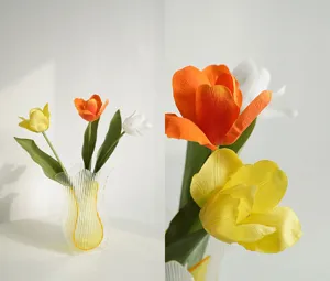 Moderne Acryl-Vase mit künstlichen Tulpen für Wohnkultur, klare gerippte Tisch-Blumendekor.
