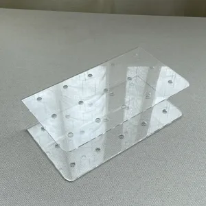 Detalle de expositor de piruletas de acrílico transparente, ideal para bodas y fiestas.