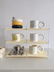 Detalle estante organizador escritorio acrílico, balda transparente con tazas.