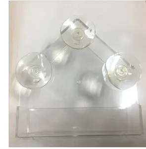 Vista de detalle del comedero para aves de acrilico transparente con ventosas para ventana.