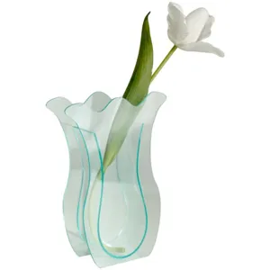 Moderne transparente Acryl Faltblumenvase mit weißer Tulpe für die Tischdekoration zu Hause.