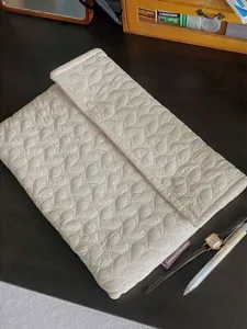 Beigefarbene gesteppte Laptoptasche mit süßem Herzmuster, dicke gepolsterte Tablet-Schutztasche.