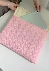Rosa süße gesteppte Laptoptasche mit Herzmuster, dicke Schutz-Tablettasche für den Alltag.