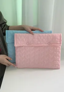 Süße gesteppte Herz Laptop Hülle Detail, weiche Tablet Schutzhülle für den täglichen Weg.