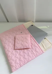 Rosa gesteppte Herz Tablet Schutzhülle mit kleiner Tasche, süße Laptoptasche für iPad 14 Zoll.