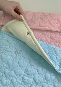 Süße gesteppte iPad Tablet Hülle Detailansicht, weiche gepolsterte Laptoptasche rosa blau.