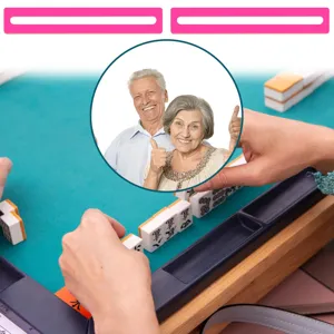 Mahjong Spieltisch Setup mit Steinen und spielenden Händen sowie einem Seniorenpaar Porträt.