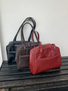 Detailansicht der klassischen PU Leder Schultertasche mit mehreren Farben und Reißverschluss.