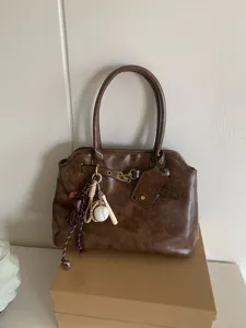 Retro brown women commuter handbag large capacity shoulder bag with chic charm detail