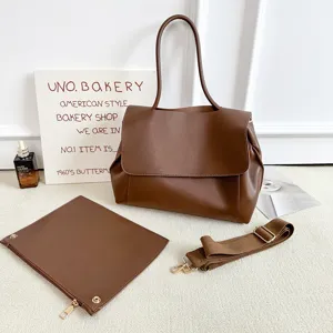 Braune große Shopper Schultertasche Detailansicht mit Innentasche und breitem Gurt für Alltag.