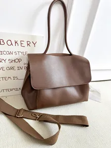 Braune Lederschultertasche für Damen, große Pendler-Tragetasche mit breitem Riemen.