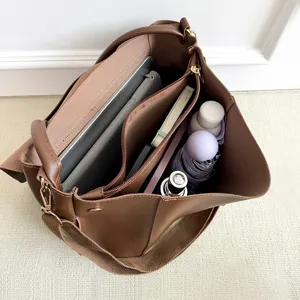 Innendetails der braunen Damen Tasche mit vielen praktischen Fächern und großer Kapazität