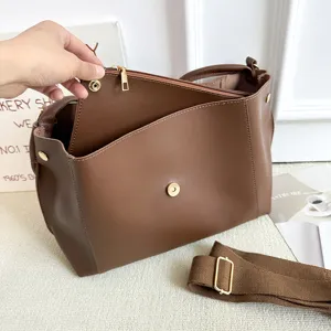Braune Damen PU Leder Schultertasche große Kapazität Pendler Tote Tasche mit breitem Gurt.