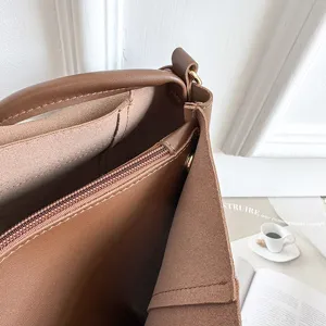 Braune Leder-Tote-Bag Innendetail, geräumiges Fach mit sicheres Reißverschlussfach.
