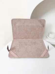 Supporto e custodia per laptop in ecopelle rosa con fori di aerazione per il lavoro.