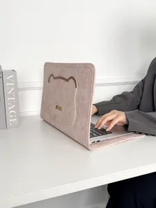 Rosa Laptoptasche Detail, niedliches Bären-Design, weiche Textur für täglichen Schutz.