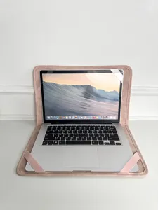 Detailansicht der weichen rosa Laptoptasche mit Blick auf Innenfutter und Passform.