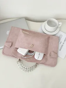 Custodia rosa in pelle per laptop con manico di perle, elegante borsa da lavoro per computer.