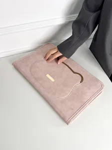 Detailansicht der süßen rosa Laptopschutzhülle mit Bären-Design für 13 14 15 Zoll Computer.