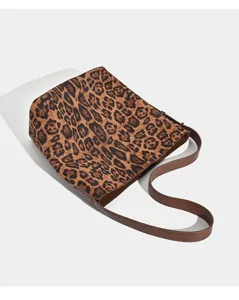 Detailansicht einer Retro-Leopardenmuster-Umhängetasche im eleganten Achseltaschen-Design.