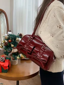 Weinrote Lackleder Schleife Schultertasche Detailansicht, elegante Handtasche für Damen.
