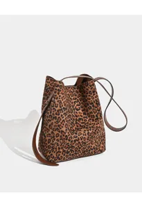 Detailansicht der Leoparden-Eimer Tasche mit weicher Textur und braunem Lederriemen.