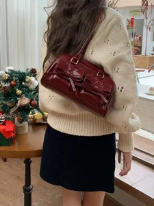Stylische Lackleder Schleife Bowling Umhängetasche für Damen, elegante Freizeittasche Handtasche.