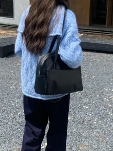 Schwarze Damen Umhängetasche aus Leder mit doppelten Trägern für stilvolles tägliches Pendeln.