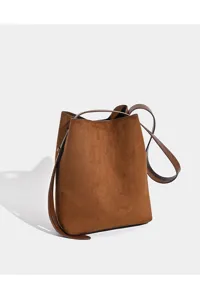 Braune Wildleder Beuteltasche Detail zeigt weiche Textur und minimalistisches Retro-Design.
