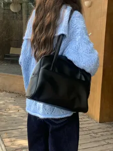 Schwarze PU Leder Umhängetasche Detail, vintage große Kapazität Pendeln Tasche.