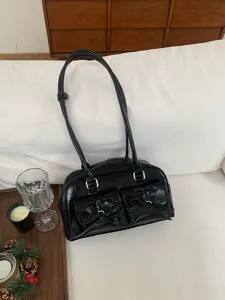 Schwarze Lackleder Schultertasche mit Schleifen stilvolle Bowlinghandtasche fuer Damen Alltag