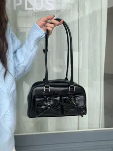 Schwarze Lackleder Bowling Umhängetasche mit niedlichen Schleifen für Damen Alltag.