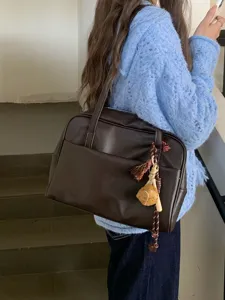 Braune Leder-Umhängetasche für Damen, retro Freizeit Pendler Handtasche mit süßem Anhänger.