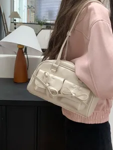 Nahaufnahme Detail der Damen Lackleder Schulter-Bowlingtasche mit süßen Schleifentaschen.