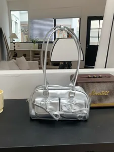 Silberne metallische Schleifen-Schultertasche, trendige Bowling-Handtasche fuer Damen Alltag.