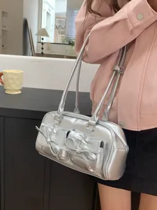 Silberne Bowling-Umhängetasche mit Doppelriemen, Vordertaschen und Schleifen für Büro.