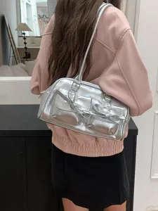 Detailansicht einer stilvollen silbernen Umhängetasche mit schicken Schleifen und Tasche.