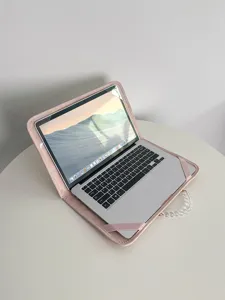 Rosa Plüsch Laptop-Hülle mit Perlen-Tragegriff, weiche Schutztasche für Notebooks im Alltag.