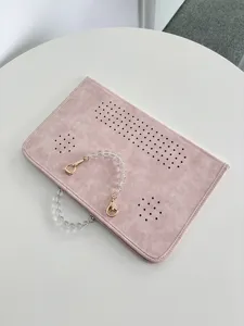 Rosa Kunstleder Laptoptasche Detail mit klarem Perlenhenkel und praktischen Lüftungsöffnungen.